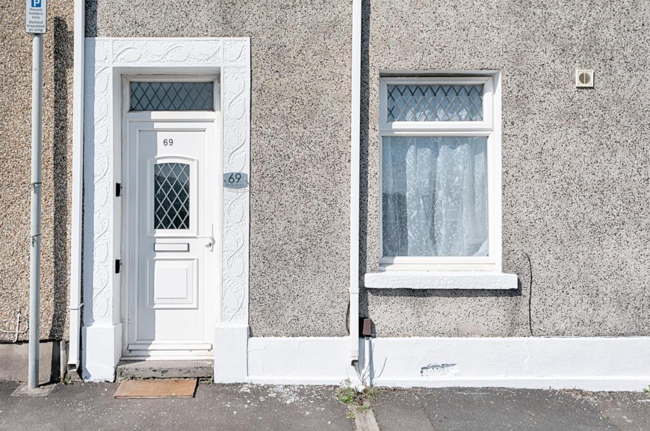 Stop At This Space, Near The Liberty Swansea Exterior foto